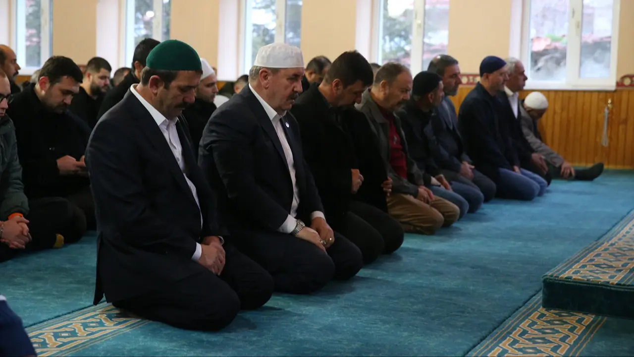 Genel Başkanımız, bayram namazını Günyüzü’nde eda etti  Genel Başkanımız Sayın Mustafa Destici, bayram namazını memleketi Eskişehir Günyüzü ilçesi Merkez Camii’nde eda etti. Genel Başkanımız namazın ardından vatandaşlarımızla bayramlaştı.
