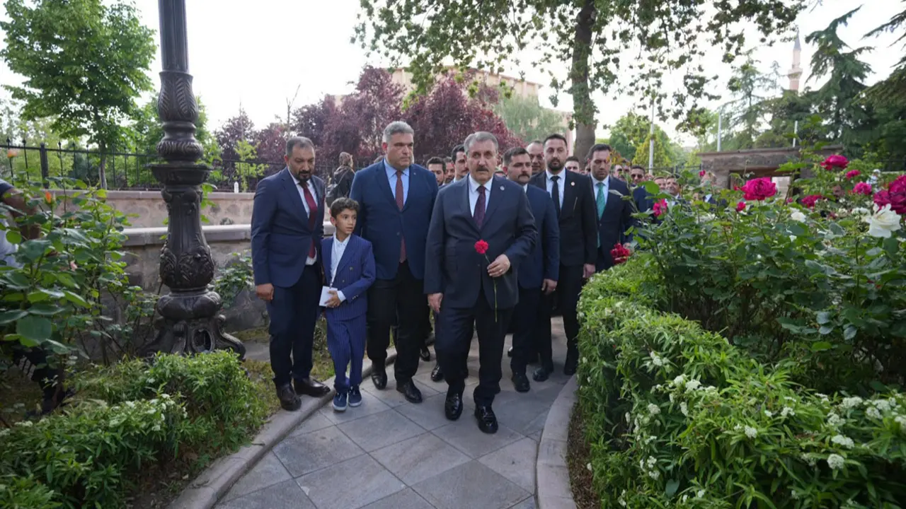 Genel Başkanımız Sayın Destici, Şehit Liderimiz Yazıcıoğlu'nun kabrinde