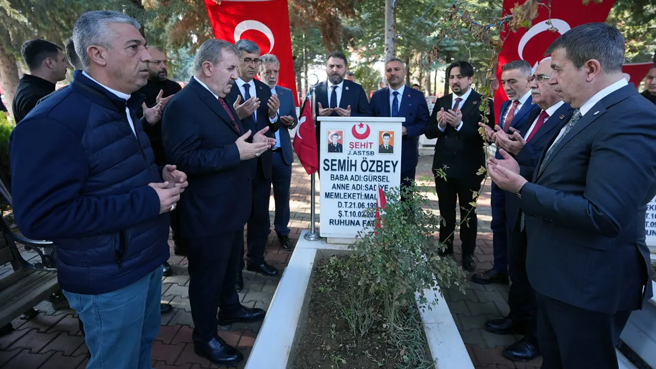 Genel Başkanımız Sayın Destici, Deprem Şehitliği ile Askerî Şehitlik'i ziyaret etti