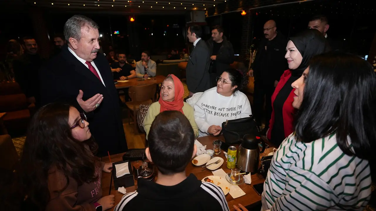 Genel Başkanımız, Erzurum'da kafedeki vatandaşlarla sohbet etti