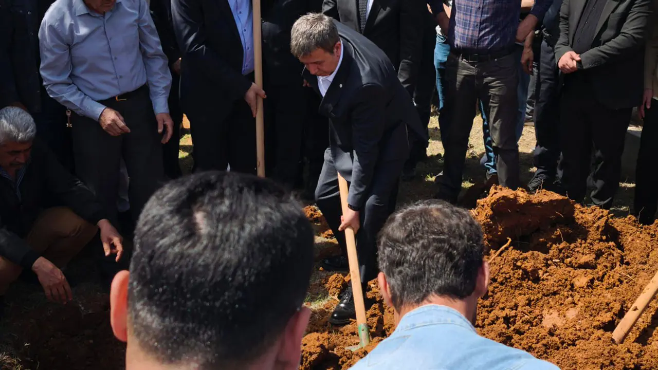 Sayın Bülent İspir, vefat eden öğrencilerimizin cenaze törenlerine katıldı