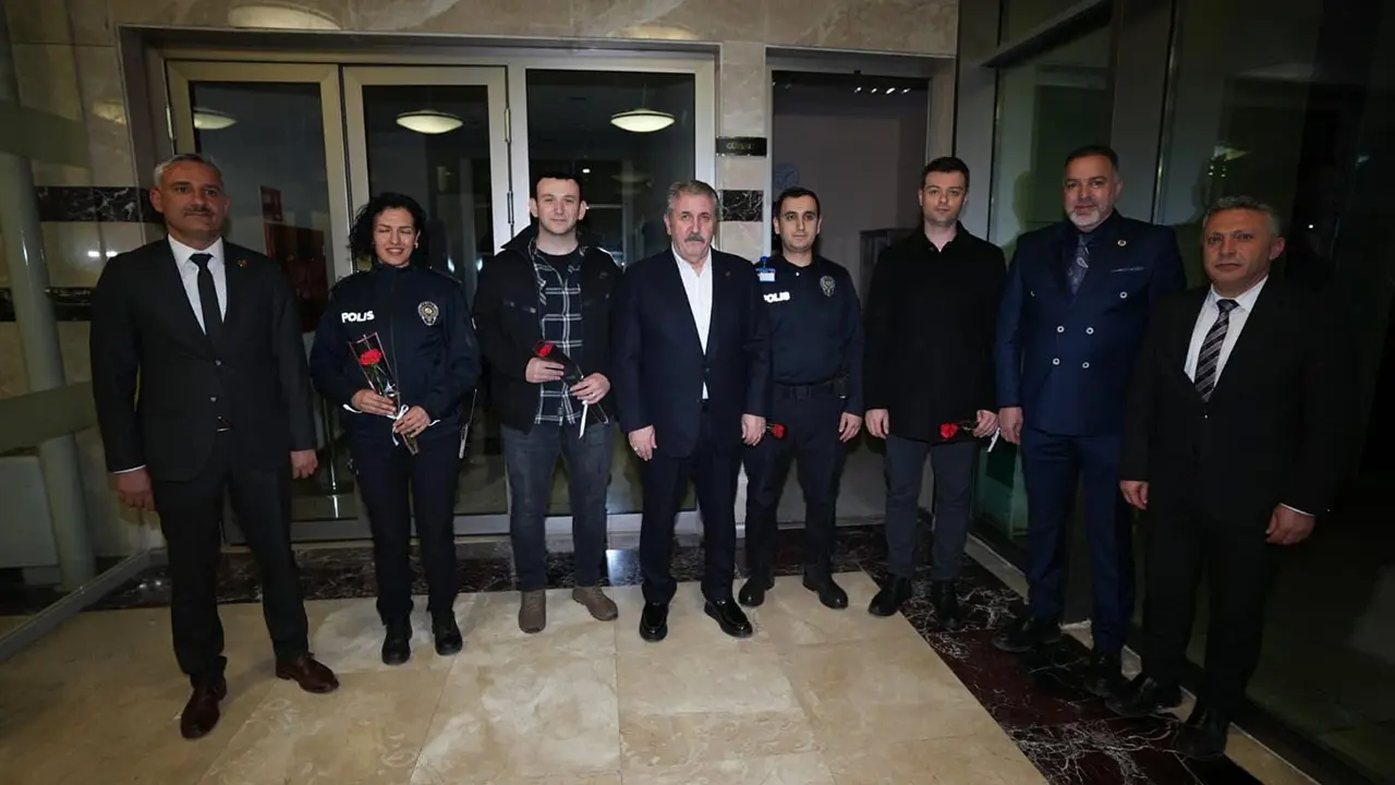 Sayın Destici, polislerimize çiçek vererek Polis Haftası'nı kutladı
