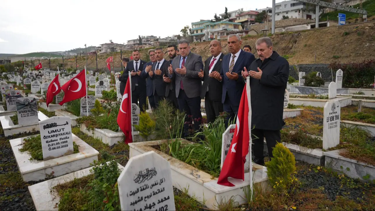 Sayın Genel Başkanımız, depremde vefat eden vatandaşlarımızın kabrini ziyaret etti