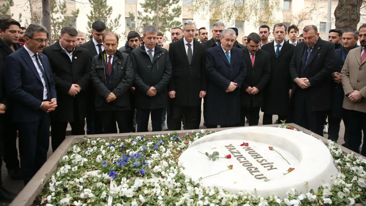 KURUCU GENEL BAŞKANIMIZ ŞEHİT LİDER MUHSİN YAZICIOĞLU’NA DAVA ARKADAŞLARINDAN KABİR ZİYARETİ