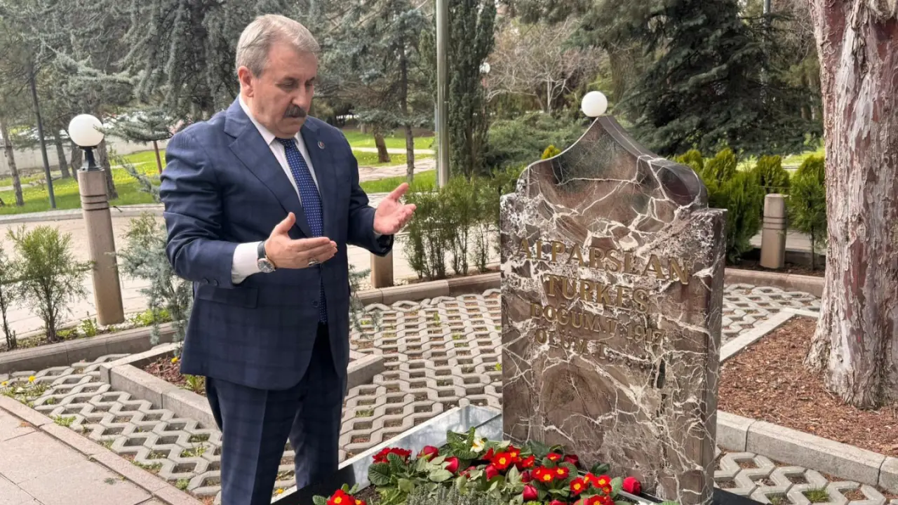 Sayın Destici, merhum Türkeş'in kabrini ziyaret etti