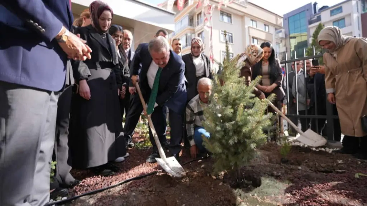 Genel Başkanımız Sayın Mustafa Destici fidanları toprakla buluşturdu