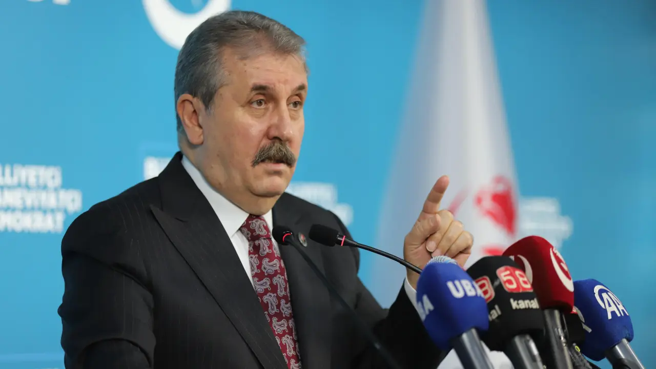 Genel Başkanımız Sayın Mustafa Destici, haftalık olağan basın toplantısında önemli açıklamalarda bulundu, Türkiye ve dünya gündemini değerlendirdi.