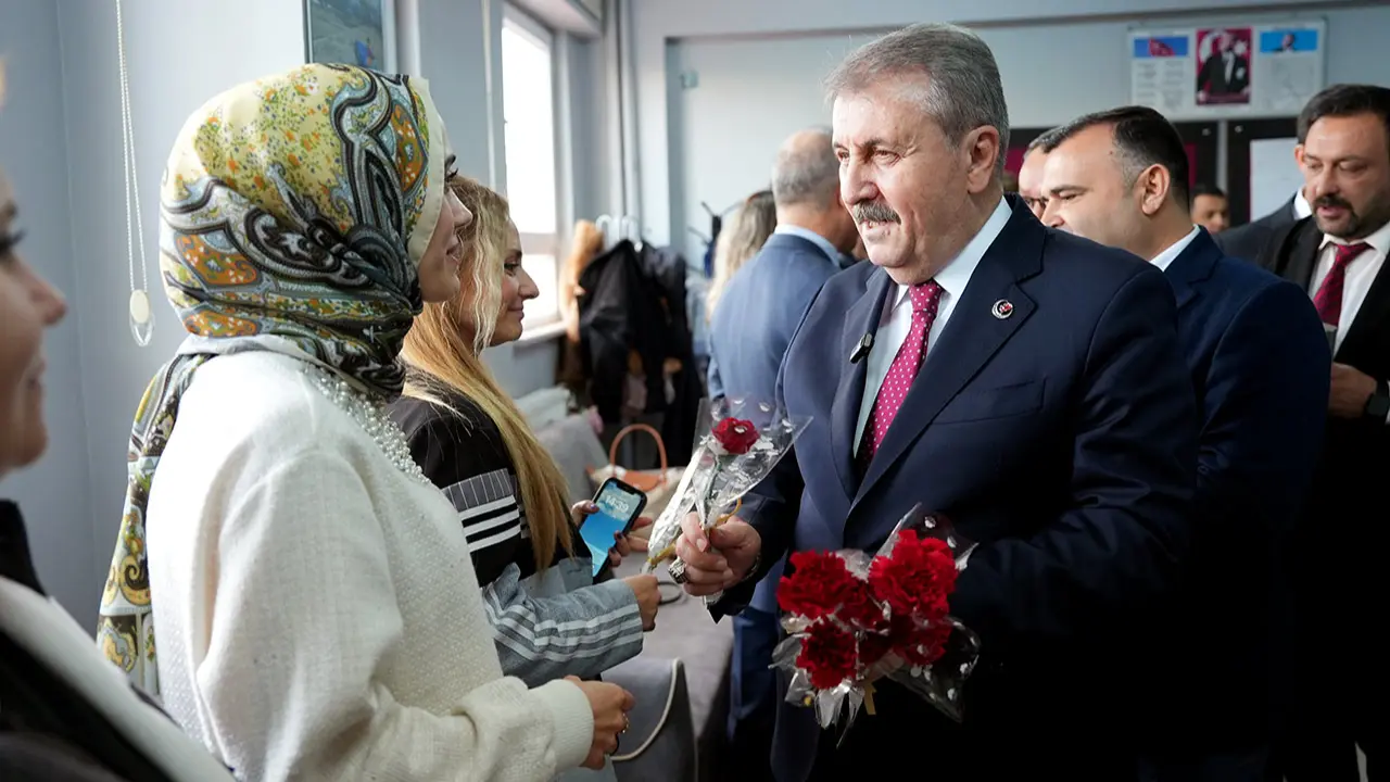 Sayın Genel Başkanımız, öğretmenlerin gününü çiçeklerle kutladı