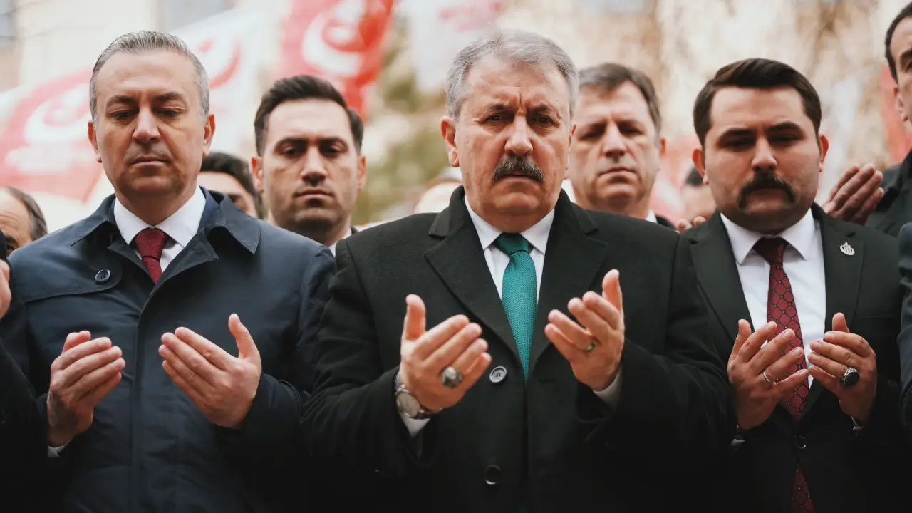 Genel Başkanımız Sayın Mustafa Destici, şehit liderimiz Muhsin Yazıcıoğlu'nun kabri başında açıklamalarda bulundu.