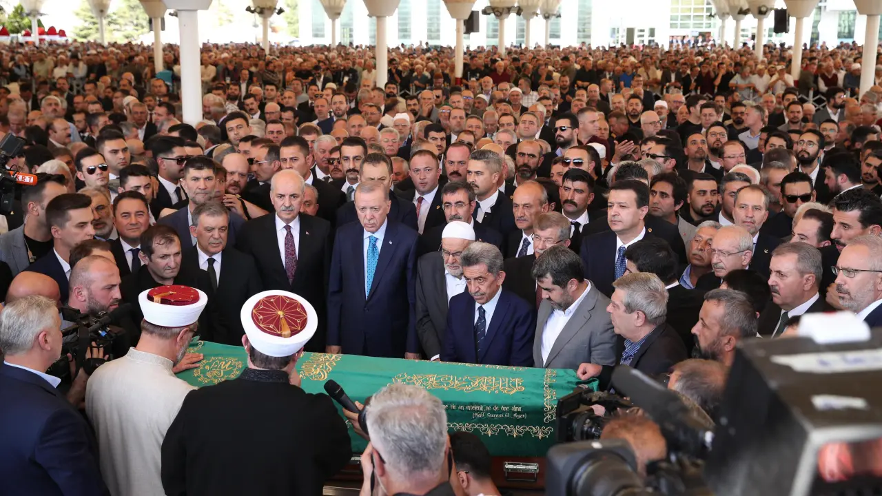RECAİ KUTAN SON YOLCULUĞUNA UĞURLANDI