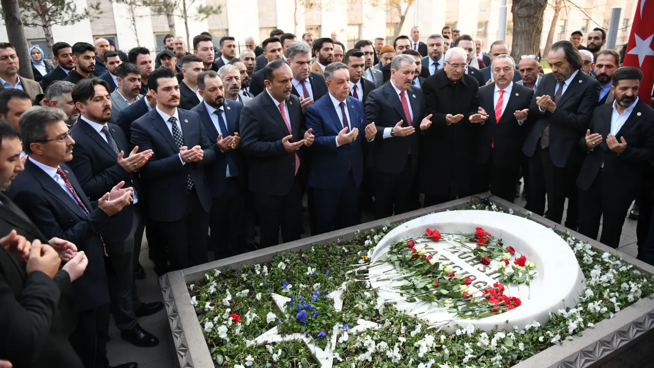 GENEL BAŞKANIMIZ SAYIN MUSTAFA DESTİCİ, PARTİMİZİN 32. KURULUŞ YIL DÖNÜMÜ SEBEBİYLE ŞEHİT LİDERİMİZ MUHSİN YAZICIOĞLU’NUN KABRİNİ ZİYARET ETTİ