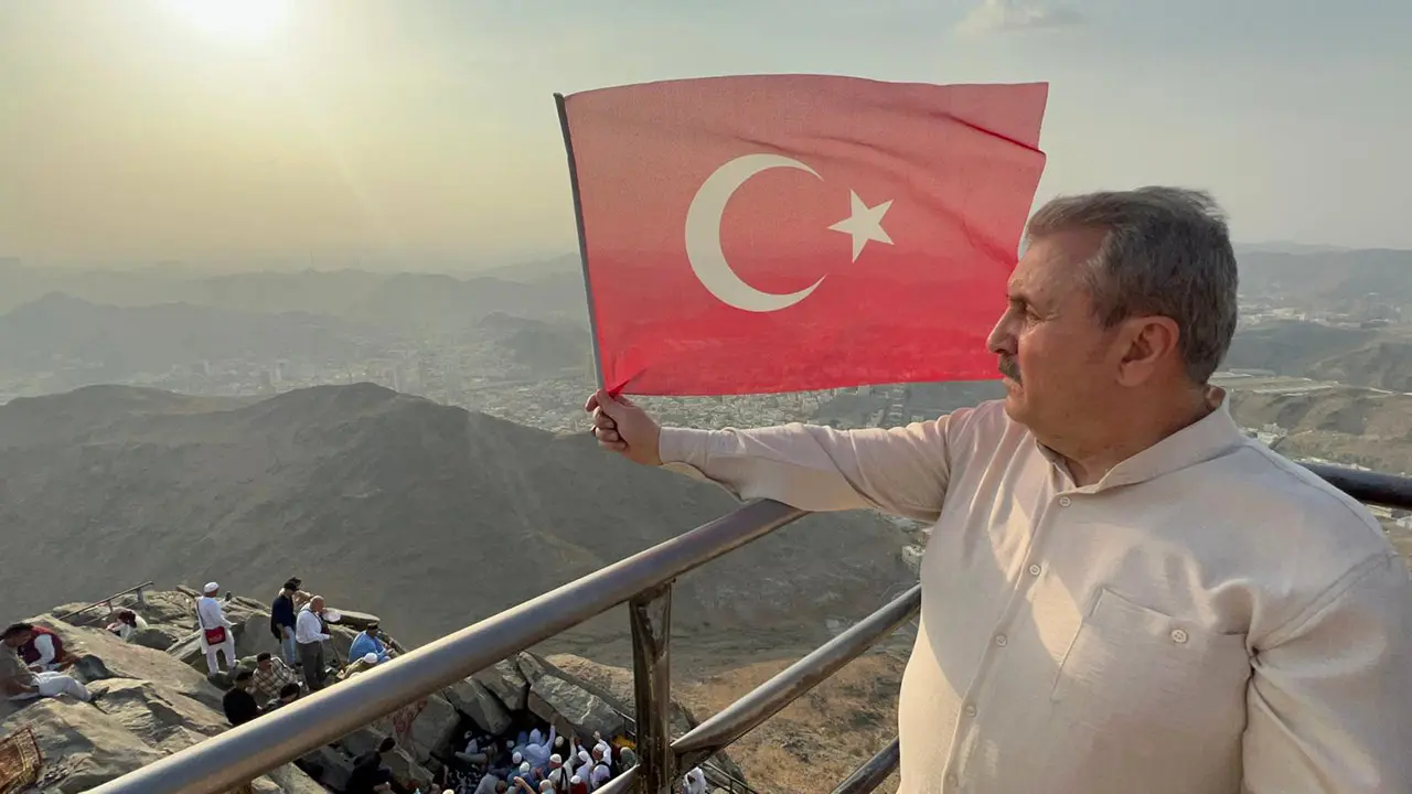 Sayın Destici, bayrak yakan bölücülere, Nur Dağı’ndan Türk bayrağı sallayarak cevap verdi