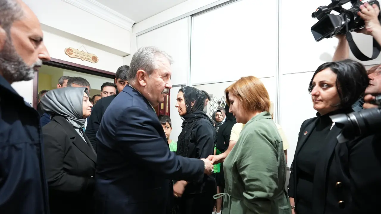 Genel Başkanımız Sayın Mustafa Destici, Diyarbakır’da taziye ziyaretinde bulundu ve terörle mücadelede samimiyet çağrısı yaptı.