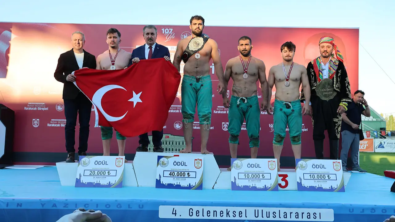 Sayın Destici, güreşçilerimize ödüllerini takdim etti