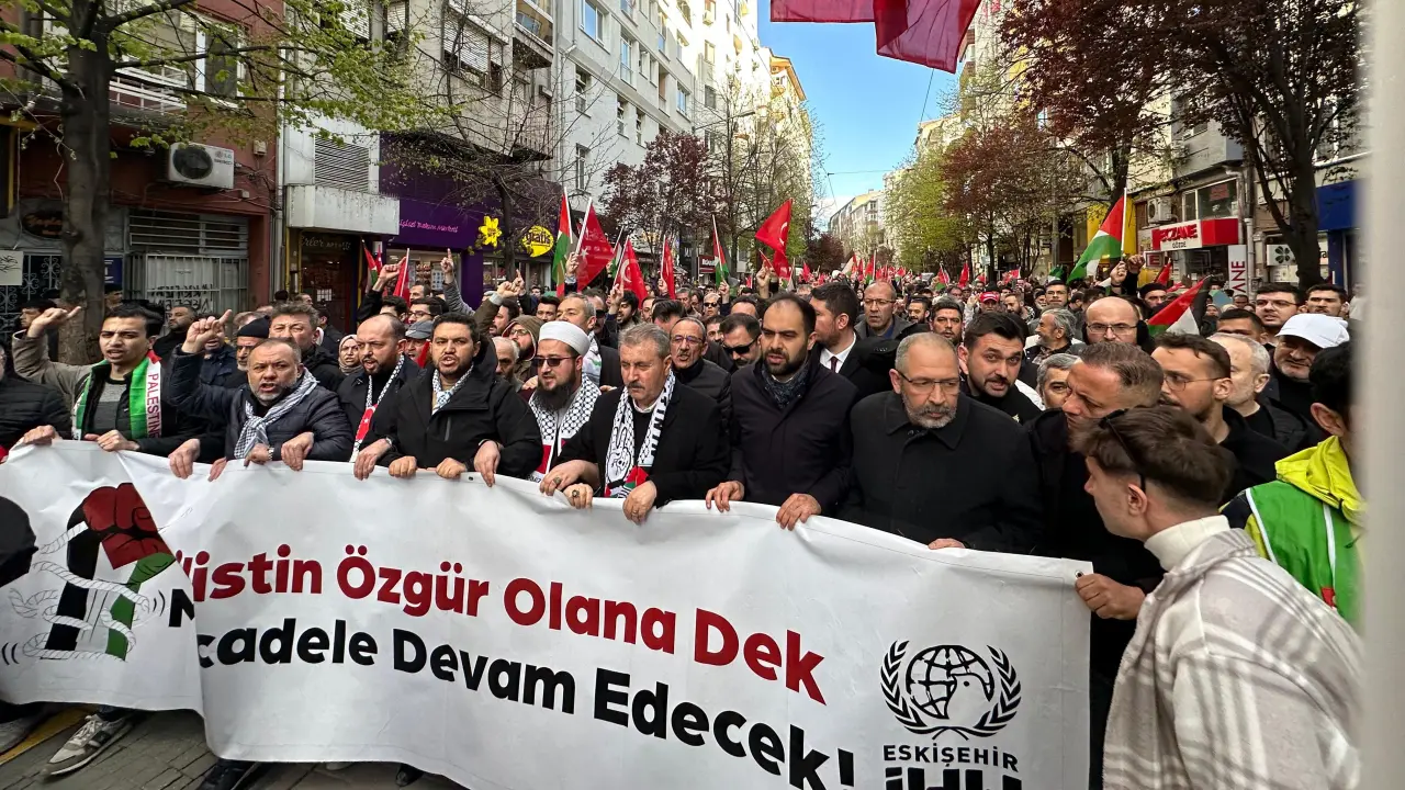 Genel Başkanımız Sayın Mustafa Destici, Eskişehir’de Gazze’ye destek yürüyüşüne katıldı.