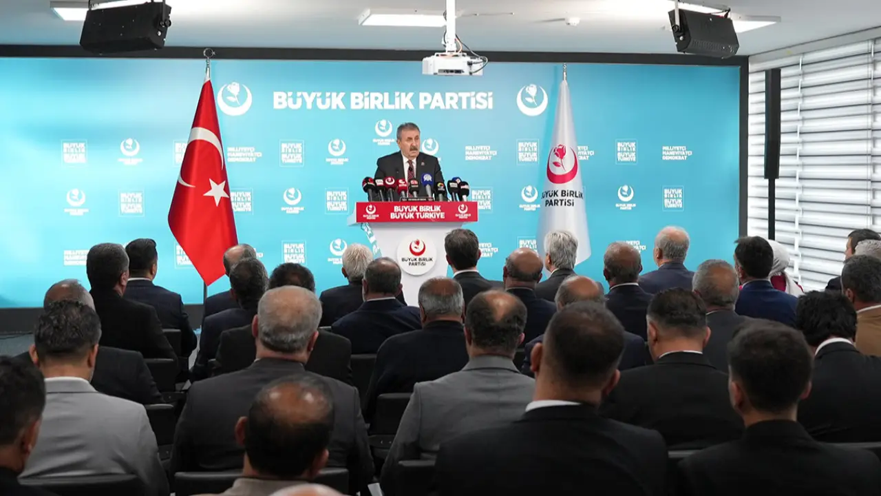 Sayın Destici: Şerefi varsa hangi bayrağı istiyorsa oraya gider!