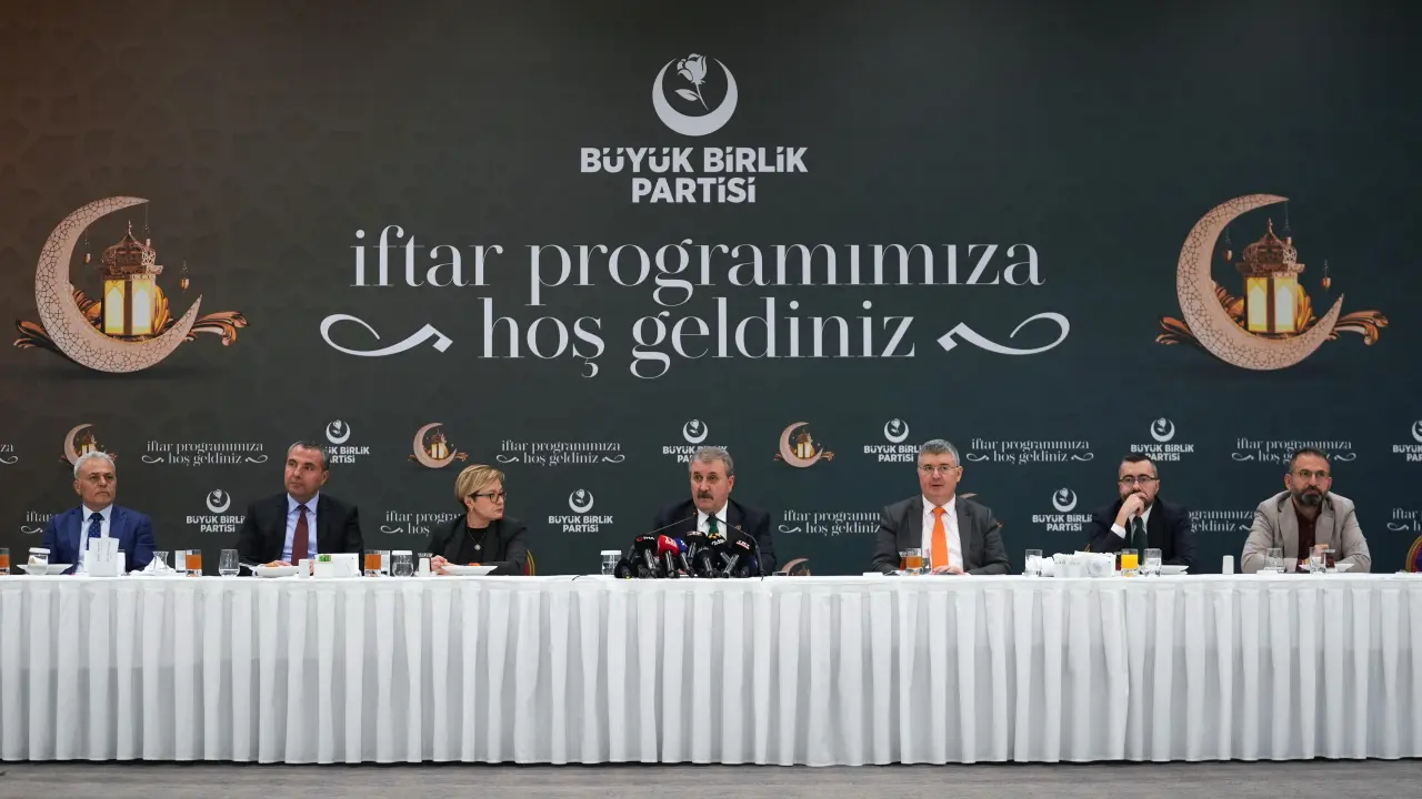 Genel Başkanımız Sayın Mustafa Destici, basın mensuplarıyla iftarda bir araya geldi, gündemi değerlendirdi.