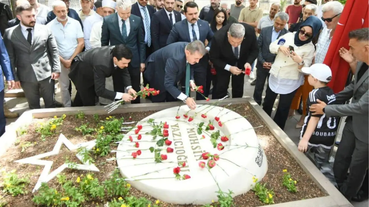 GENEL BAŞKANIMIZ SAYIN MUSTAFA DESTİCİ, ŞEHİT LİDERİMİZ MUHSİN YAZICIOĞLU’NUN KABRİNİ ZİYARET ETTİ