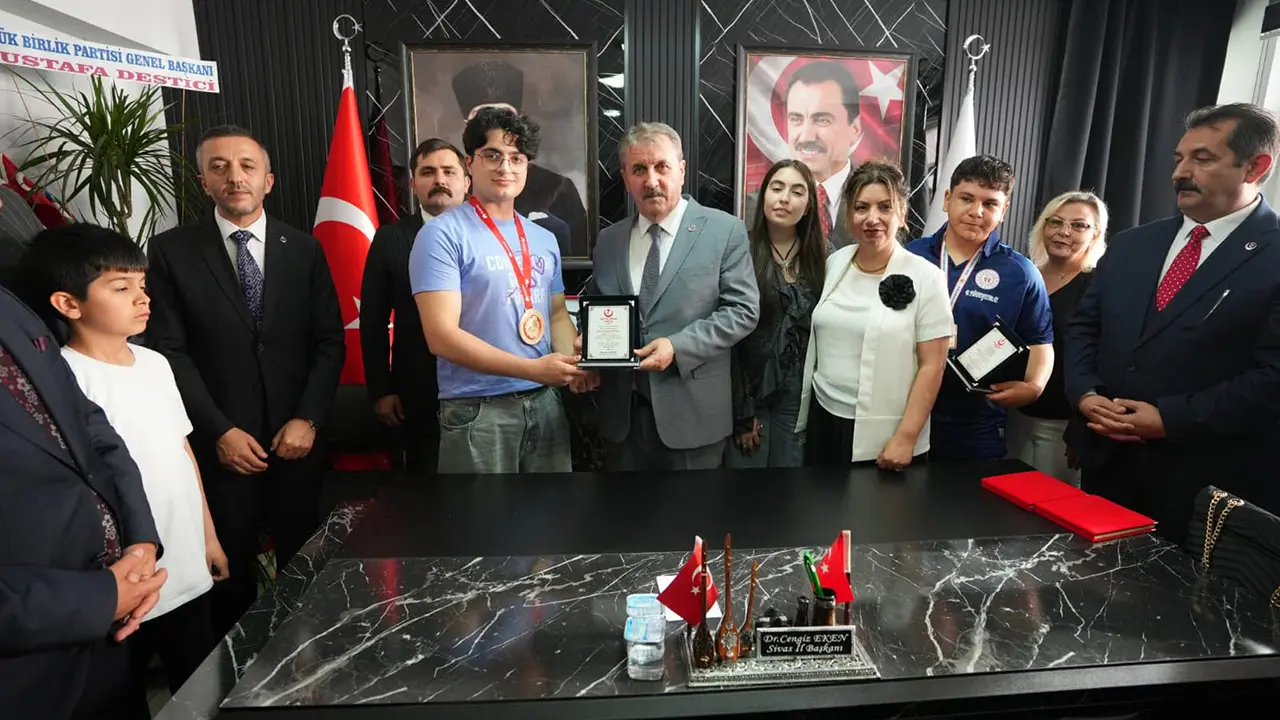 Sayın Destici'den Huawei ICT Dünya Birincisi Enes İbrahim Doğan'a plaket