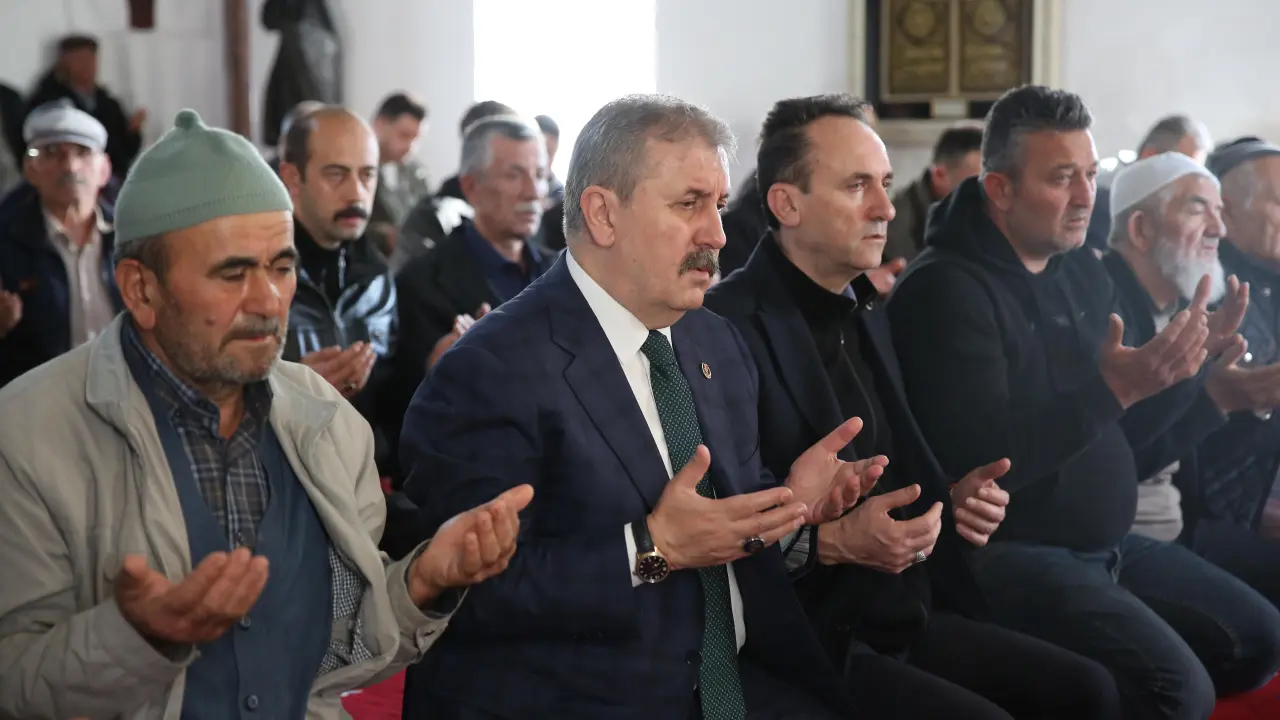 Genel Başkanımız Sayın Mustafa Destici’den bayram mesajı: Tüm Müslüman kardeşlerimizin bayramını tebrik ediyorum.