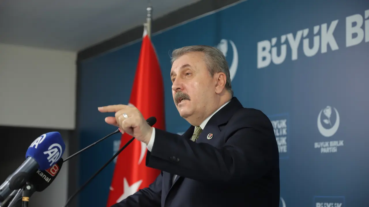 Genel Başkanımız Sayın Mustafa Destici, haftalık olağan basın toplantısında konuştu, Türkiye ve dünya gündemini değerlendirdi.
