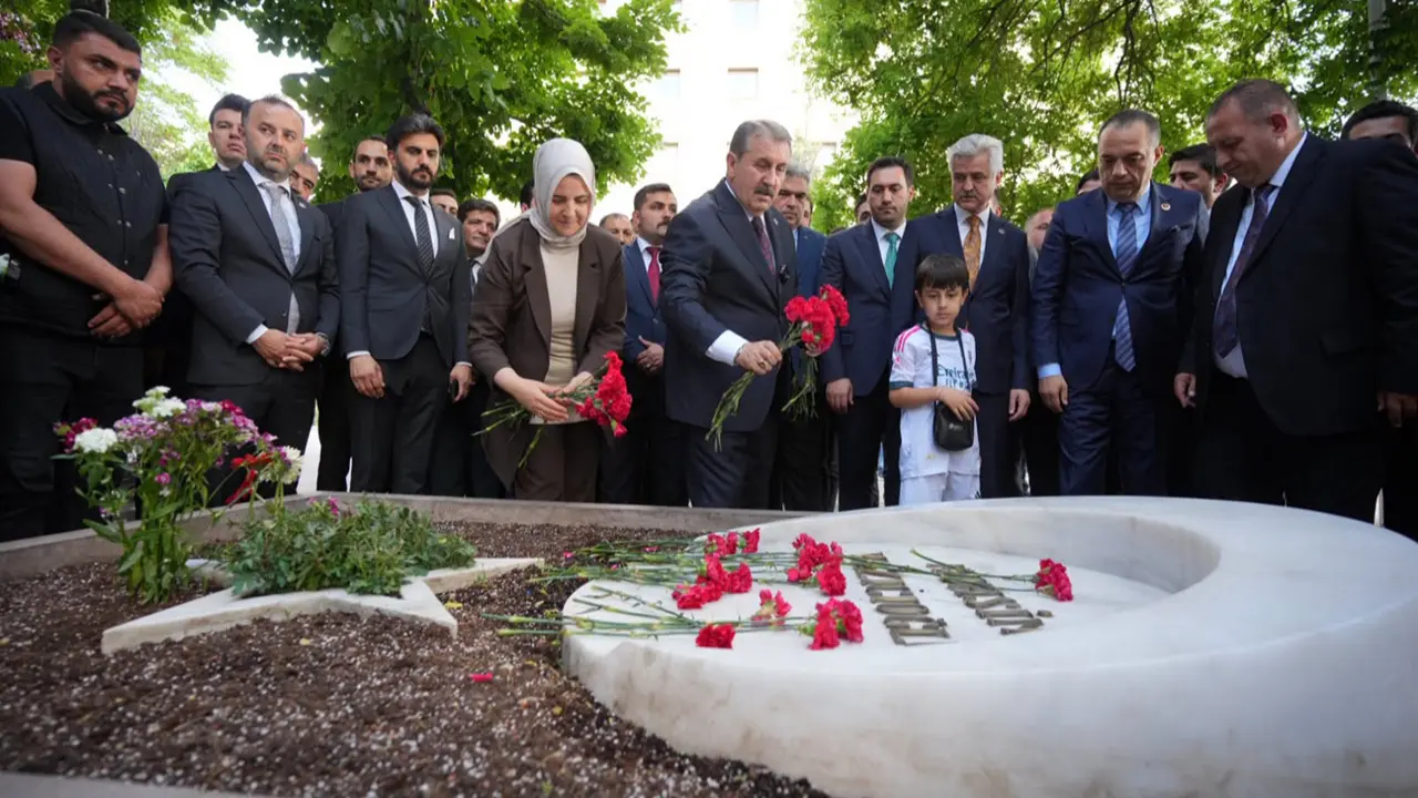 Genel Başkanımız Sayın Destici, Şehit Liderimiz Yazıcıoğlu'nun kabrinde