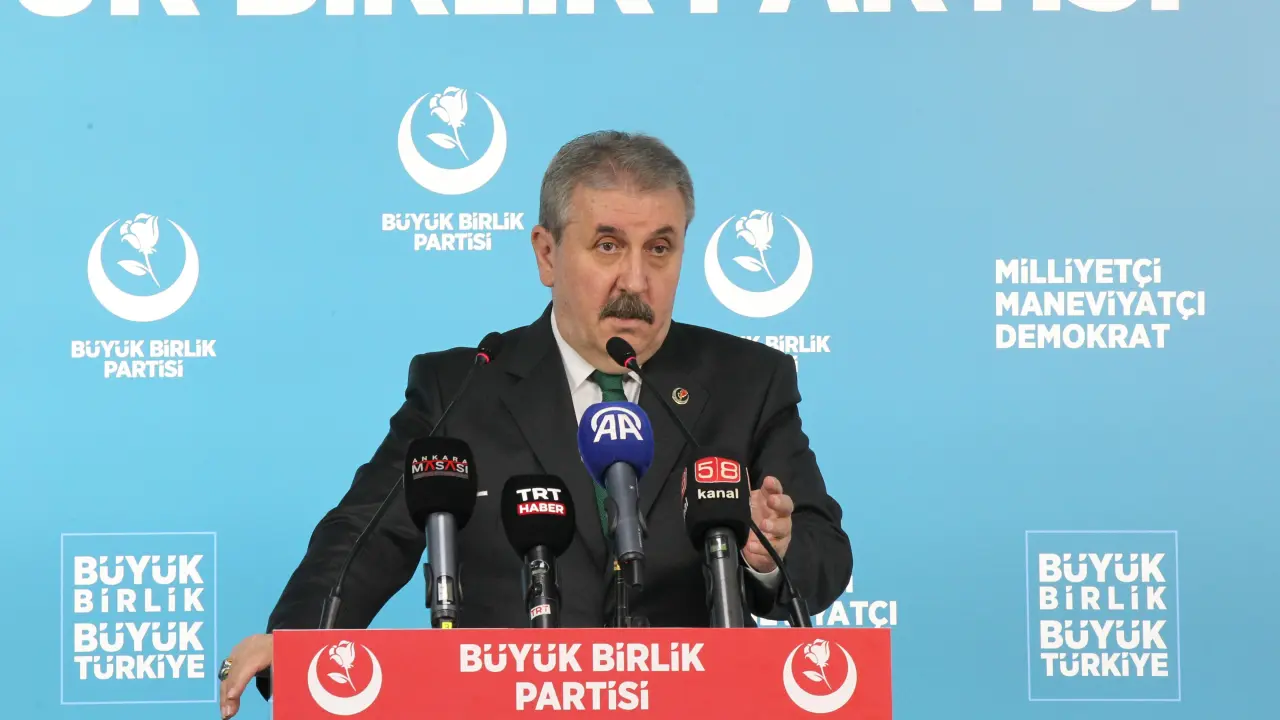 Genel Başkanımız Sayın Mustafa Destici, haftalık olağan basın toplantısında Türkiye ve dünya gündemini değerlendirdi.