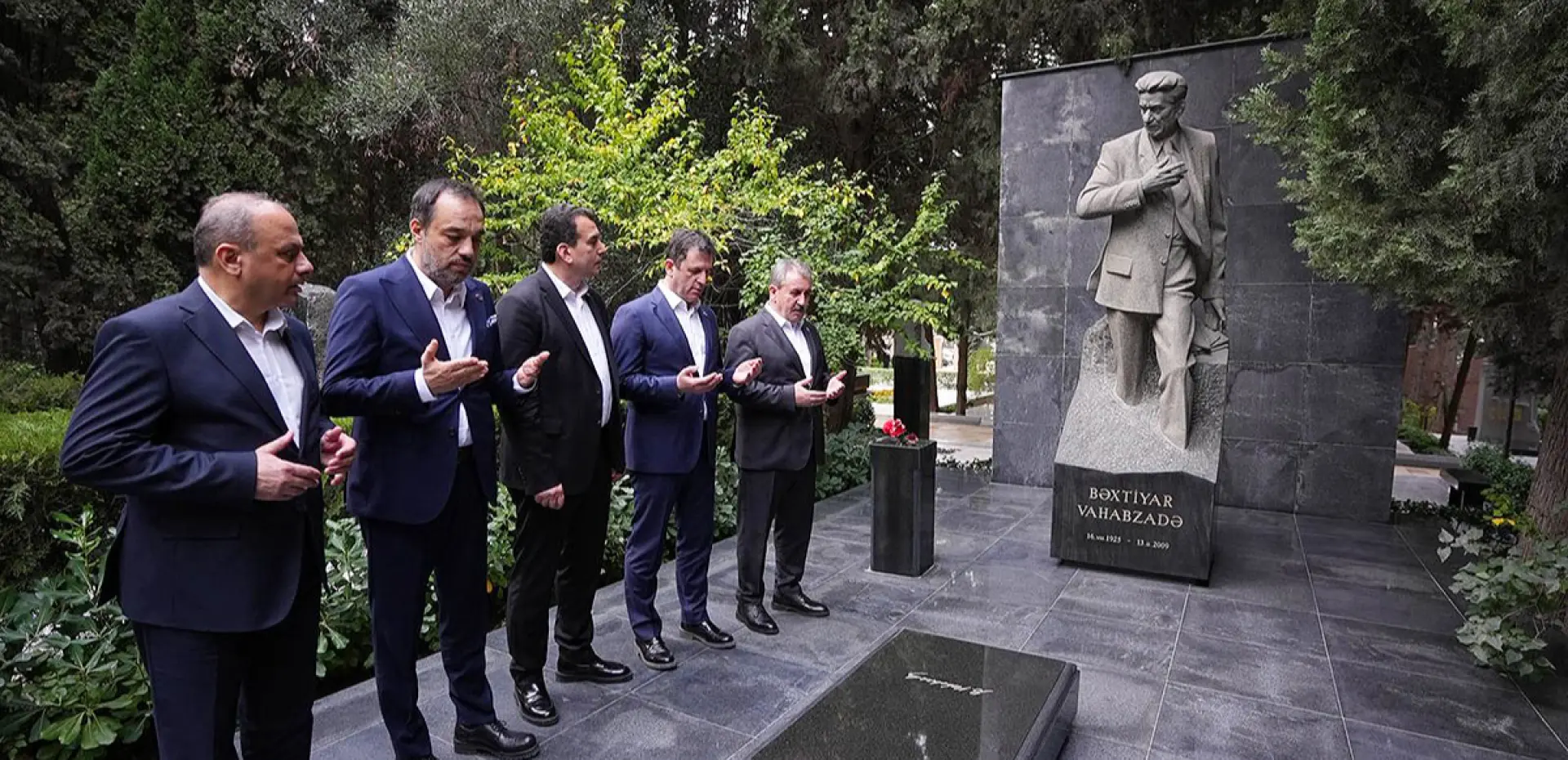 BAHTİYAR VAHAPZADE VE GANİRE PAŞAYEVA'NIN KABİRLERİNE ZİYARET