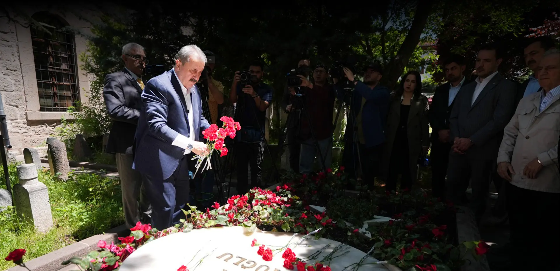 ŞEHİT LİDERİMİZ MUHSİN YAZICIOĞLU'NUN KABRİNDEYİZ