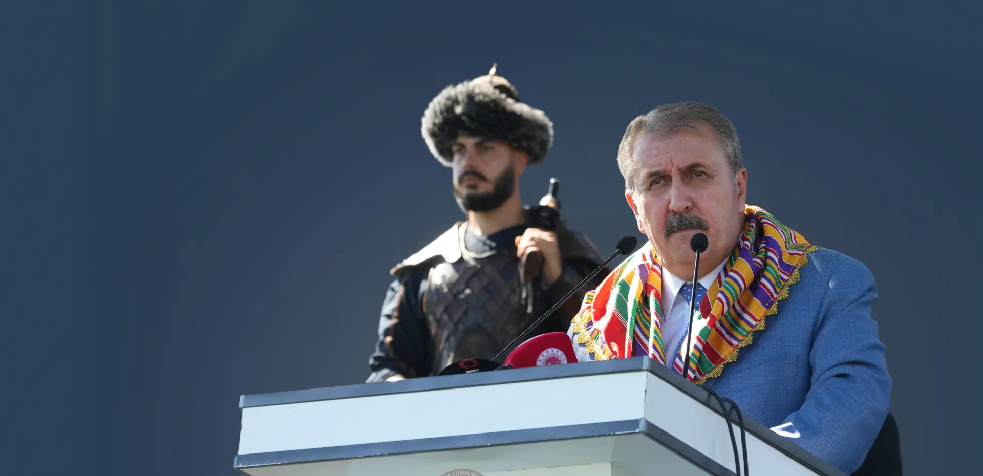 "SÖĞÜT BİR İSTİKAMET LEVHASIDIR"