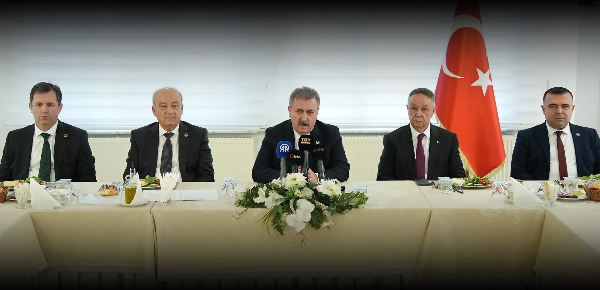 SAYIN GENEL BAŞKANIMIZDAN "SÖZLEŞMELİ ÖĞRETMENLİK" VE "DEPREMLER" HAKKINDA AÇIKLAMA