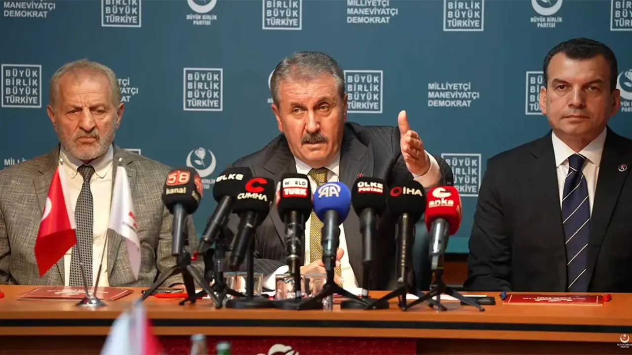 Mustafa Destici: Türk bayrağını reddeden benim hasmımdır